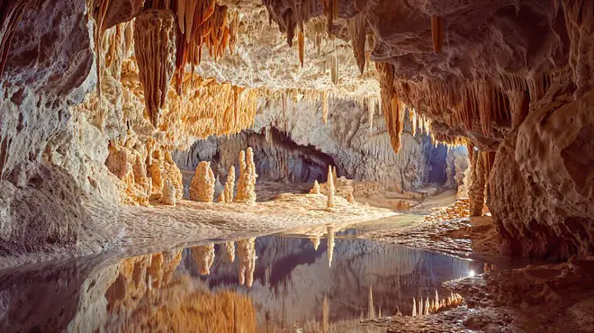 Stalaktiten in einer Tropfsteinhöhle: von der Decke wachsende Kalkformationen