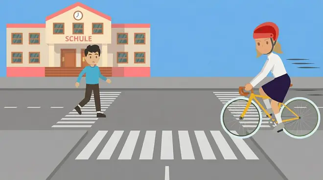Ein Schüler überquert an einem Zebrastreifen vor einer Schule von links die Straße, während sich von rechts eine Fahrradfahrerin nähert, sodass es zu einer Gefahrensituation im Straßenverkehr kommt. Das Bild veranschaulicht einen typischen Unfall auf dem Schulweg zwischen einem Fußgänger und einer Radfahrerin.