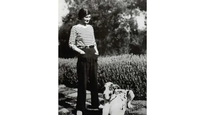 Schwarz/weiß Fotografie einer Frau und eines Hundes