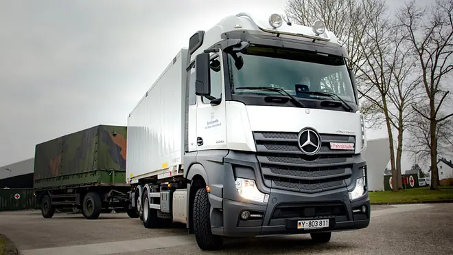 Ein Bild zeigt das Ausbildungsfahrzeug Actros der Bundeswehr.