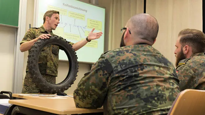 Ein Bild zeigt Soldaten bei der Motorradausbildung im Kraftfahrausbildungszentrum.