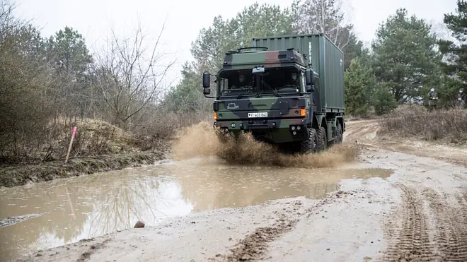 Ein Bild zeigt eine Übungsfahrt durch das Trainingsgelände.