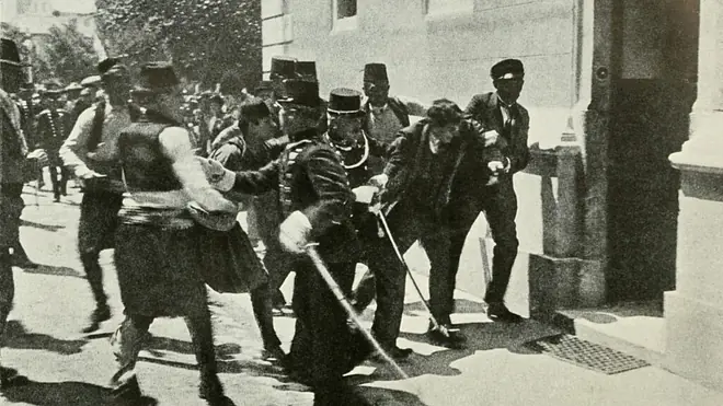 Erster Weltkrieg, 1 weltkrieg, 1. Weltkrieg, 1.weltkrieg, erste weltkrieg, weltkrieg 1, 1 wk, 1. wk, der erste weltkrieg, 1weltkrieg, der 1. weltkrieg, 1. weltkrieg daten, wann war der erste Weltkrieg, erster weltkrieg beginn, beginn erster weltkrieg, wann begann der erste Weltkrieg, ende des ersten weltkrieges, 1. weltkrieg ende, ende 1. weltkrieg, ende erster weltkrieg, erster weltkrieg ende, 1. weltkrieg zusammenfassung, erster weltkrieg zusammenfassung, erster weltkrieg kämpfer, erster weltkrieg auslöser, auslöser 1. weltkrieg, 1. weltkrieg auslöser, Festnahme, Polzisten, Serbien, Schwerter