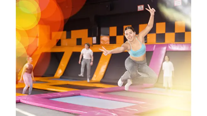 Freizeitspaß in der Trampolinhalle mit springenden Personen.