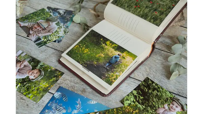Fotos sortieren und Fotobuch gestalten mit ausgedruckten Bildern.