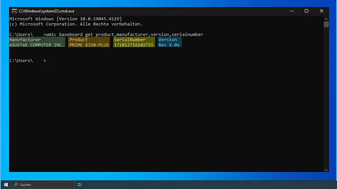 Das Bild zeigt die Eingabeaufforderung in Windows, in der du den Befehl „wmic baseboard get product, manufacturer, version, serialnumber“ eingeben kannst, um Informationen über dein Mainboard abzurufen. 
