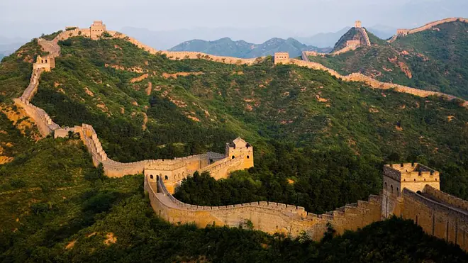 Bild der chinesischen Mauer mit mehreren Wachtürmen entlang der Berglandschaft in China.