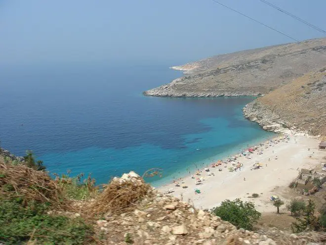 Ein Bild zeigt den Llamani Strand an der albanischen Riviera