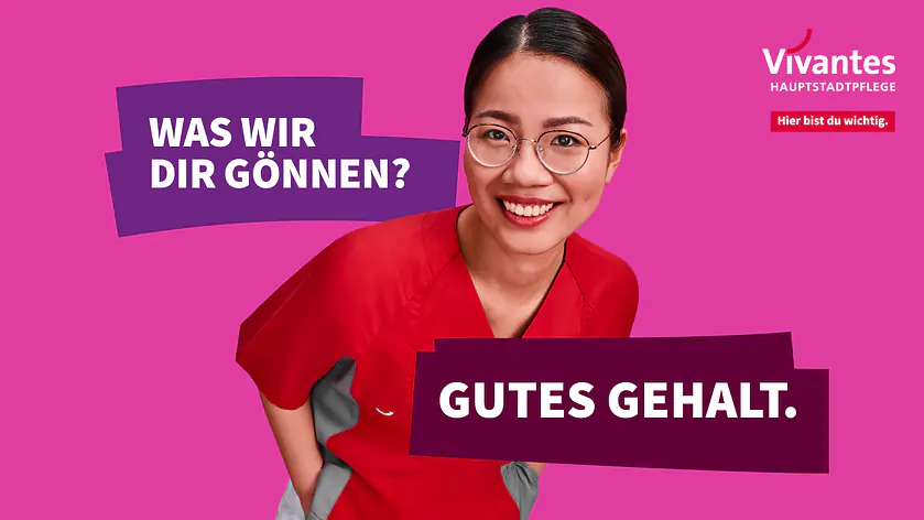 Frau lächelt, Text verdeutlicht das gute Gehalt von Auszubildenden