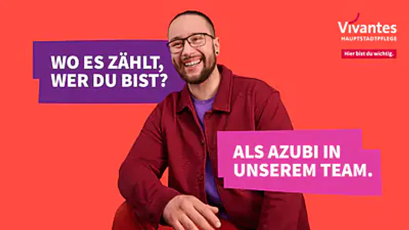 Auszubildender lächelt, Text drückt Wertschätzung im Team aus