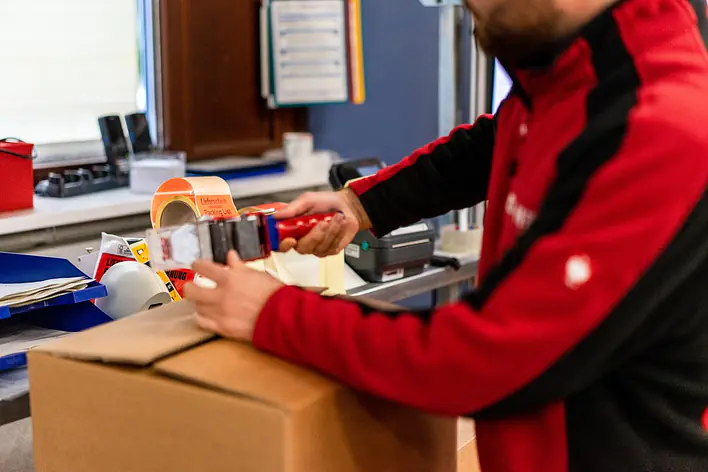 Lagerlogistik Azubi bei der Arbeit