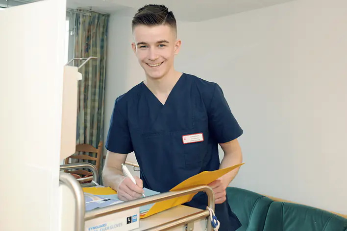 Auszubildender mit Akten im Caritaszentrum