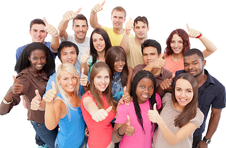 Viele junge Menschen in einer Gruppe, alle zeigen den Daumen hoch und lächeln