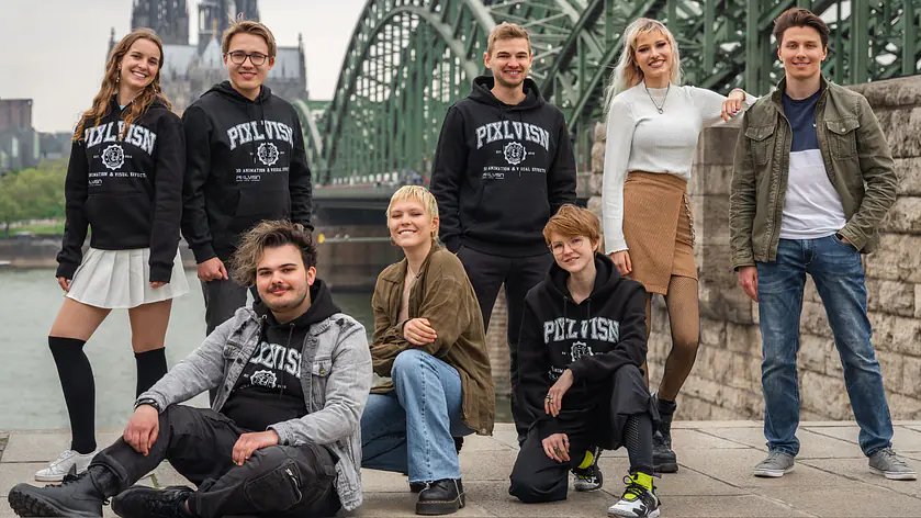 PIXL VISN Studenten posieren für ein Foto in Köln an der Hohenzollern Brücke