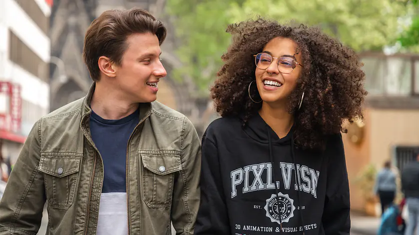 Zwei PIXL VISN Studenten spazieren und lachen