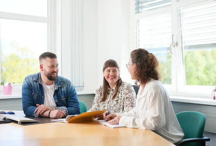 Mitarbeitende im Büro