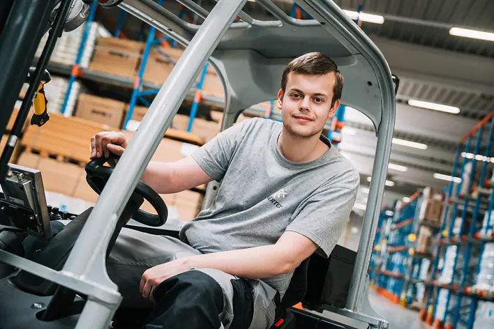 Fachkraft für Lagerlogistik bei der Arbeit