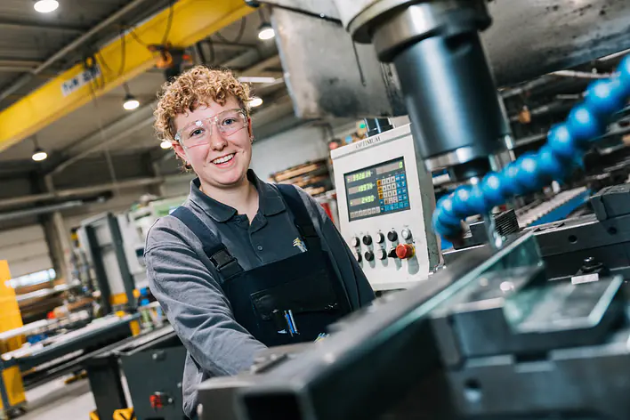 Industriemechanikerin bei der Arbeit