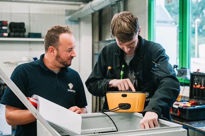 Elektroniker bei der Arbeit
