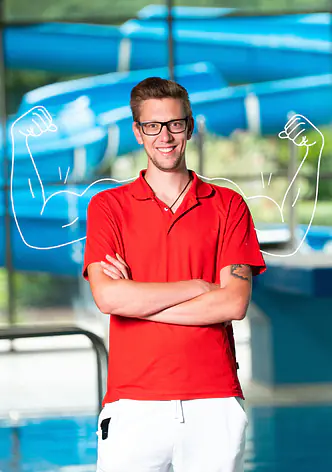 Person in rotem Poloshirt mit verschränkten Armen vor einem Schwimmbecken, hinter ihr sind gezeichnete, übergroße Muskeln zu sehen.