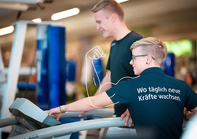 Trainerin mit Polohemd, auf dem Rücken steht 'Wo täglich neue Kräfte wachsen.', zeigt einem Mann an einem Laufband eine gezeichnete Muskelarm-Bewegung.