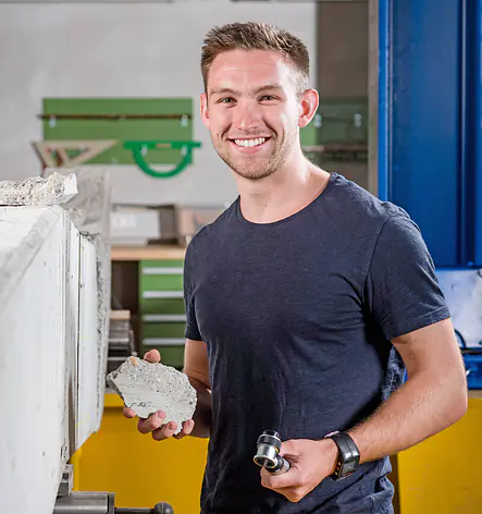 Student in Laborhalle 