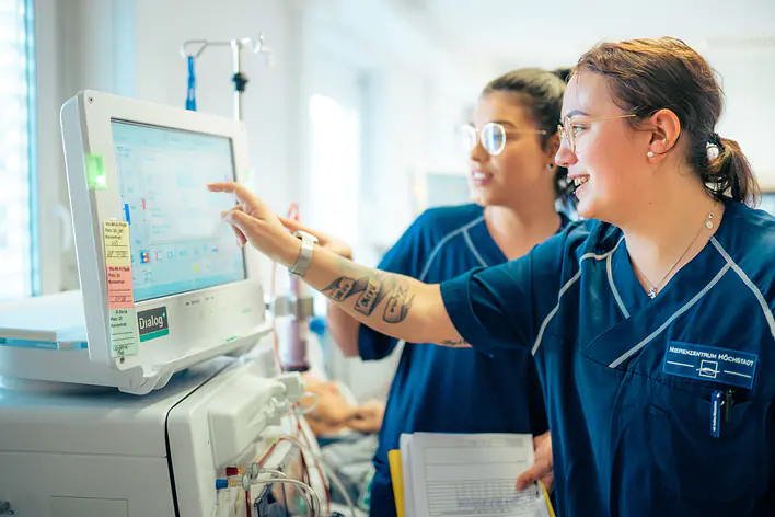 Zwei Azubis an der Dialysemaschine 