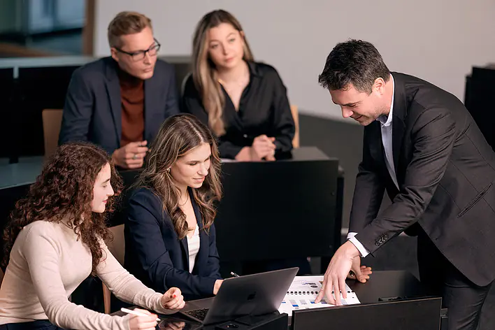 Professor und Studierende der EBS Universität in der Vorlesung