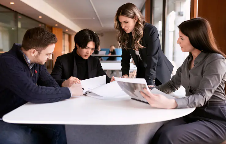 Professorin und Studierende der EBS Universität beim Lernen