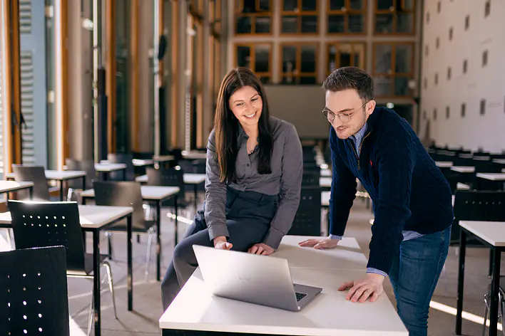Studierende der EBS Universität beim Lernen
