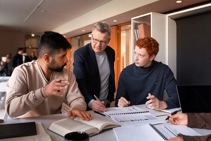 Professor und Studierende der EBS Universität beim Lernen
