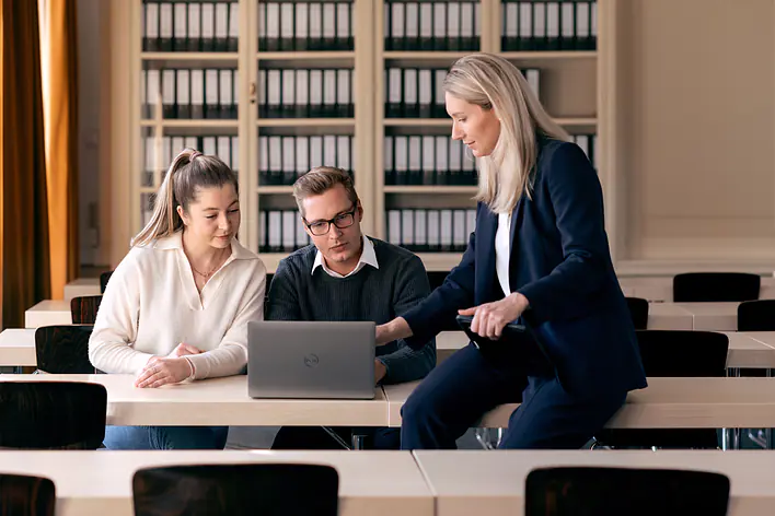 Professorin und Studierende der EBS Universität beim Lernen