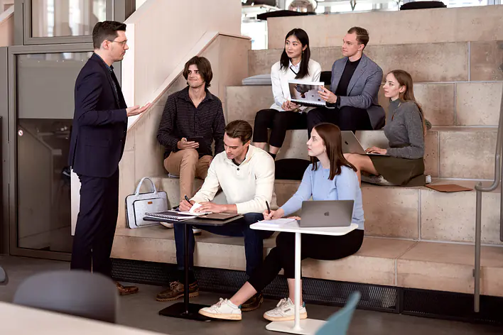 Professor und Studierende der EBS Universität in der Vorlesung