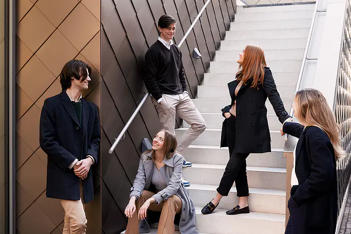 Studierende der EBS Universität im Gespräch