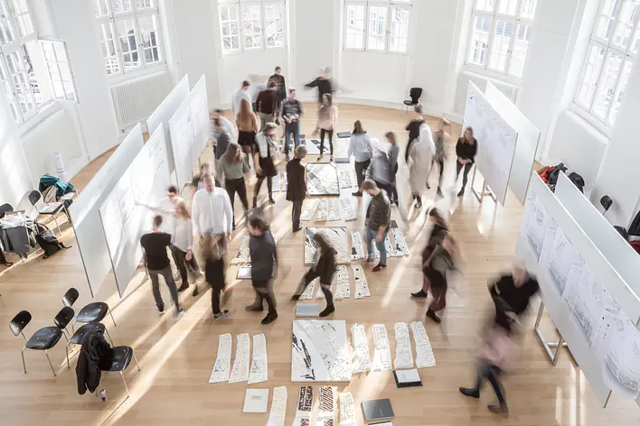 Ausstellung des Studiengang Architektur in der Aula des Campus Gestaltung_Fotocredit_Hochschule Trier