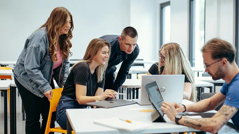 Die digitale Wirtschaft braucht Menschen, die Daten verstehen, Prozesse smart gestalten und Technologie in Unternehmen wirksam einsetzen. Genau dafür bildet dich der Studiengang aus.