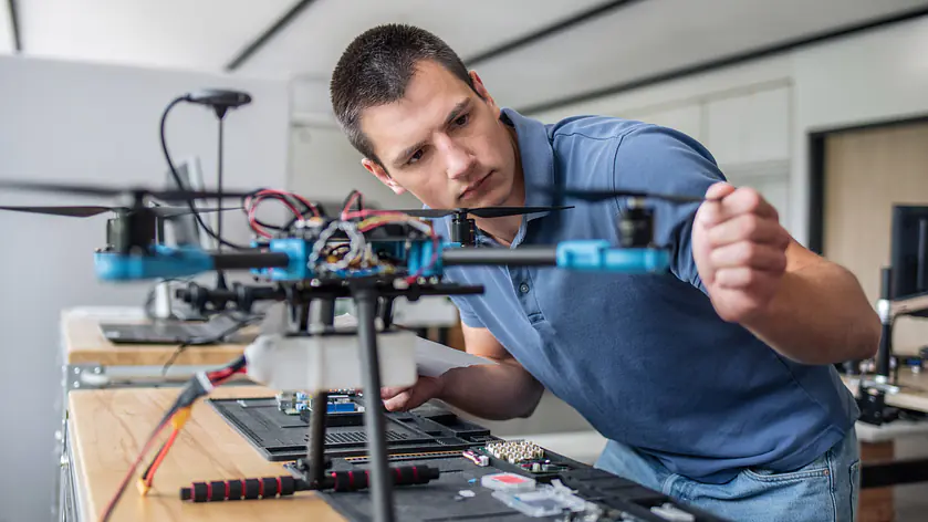 Ob KI, E-Commerce, Logistiklösungen oder digitale Geschäftsmodelle – Angewandte Wirtschaftsinformatik verbindet moderne Technologien mit betrieblicher Praxis.