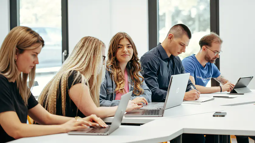 Gruppe Studierender an Notebooks