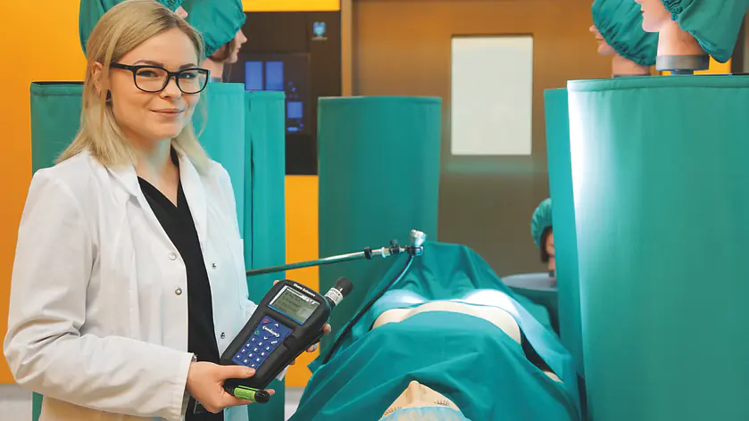 Studentin im Lehr-OP