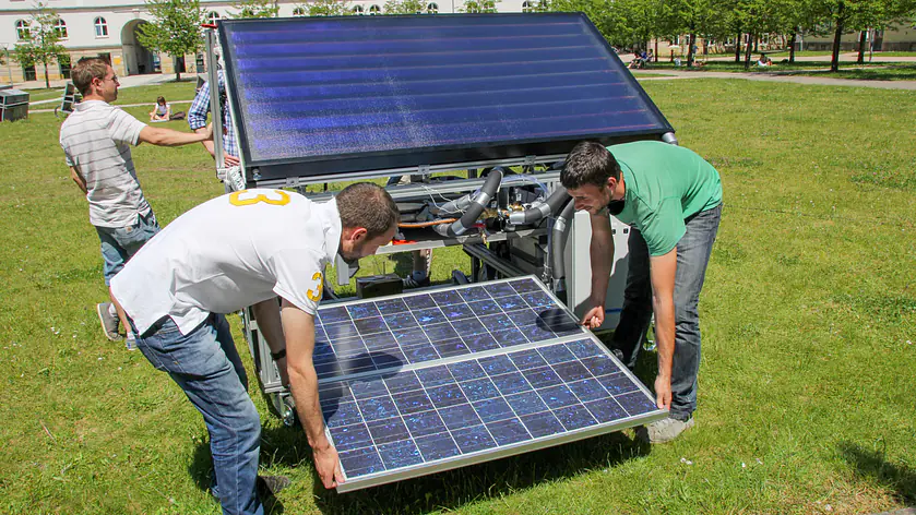 Studierende bauen Phptovoltaikanlage auf