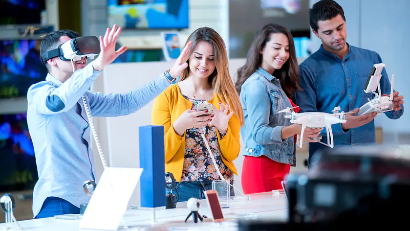 Studierende im Labor mit unterschiedlichen Geräten
