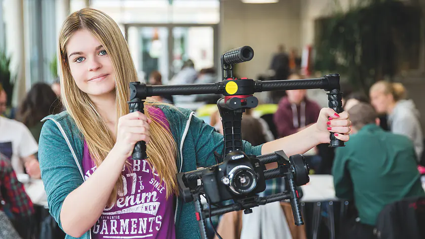 Studentin mit Kamera in der Hand