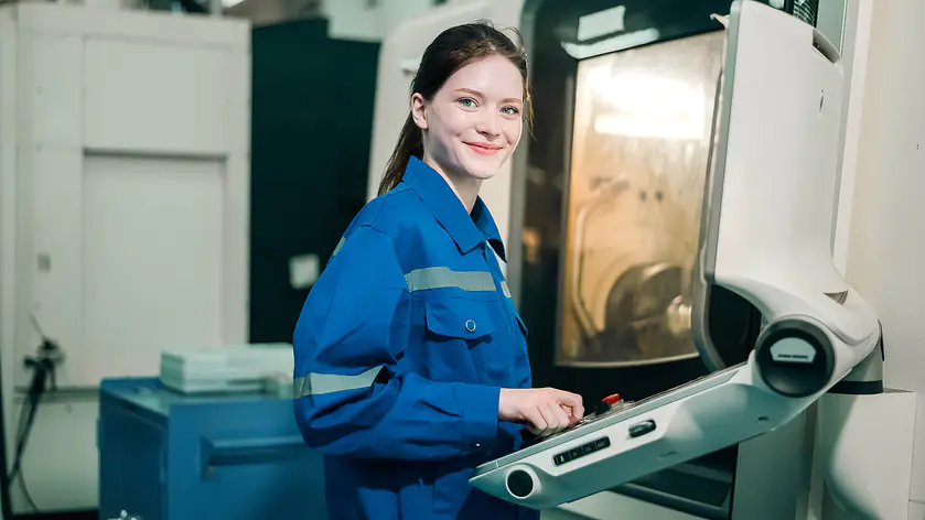 Studentin im Labor und steuert Roboter