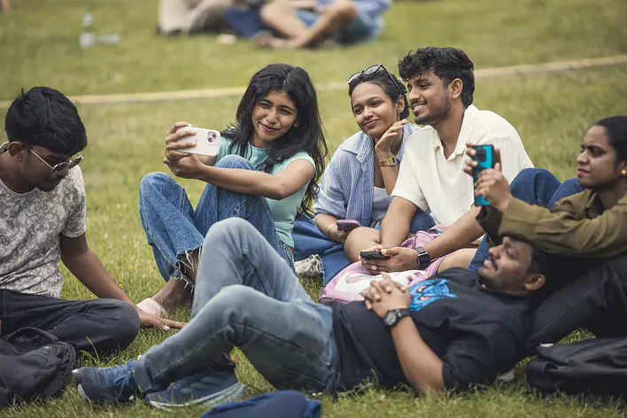 Junge Menschen auf dem Campus in Stendal beim Sommerfest