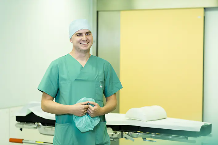 Foto eines Auszubildenden im OP-Vorbereiteungsraum 