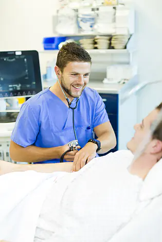 Physician Assistant bei der Arbeit am Patienten