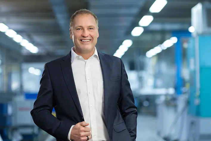 Langjährige Expertise in Konstruktion und Entwicklung – ergänzt durch Erfahrung in der Betreuung dual Studierender und aktive Mitarbeit im Normungsausschuss.