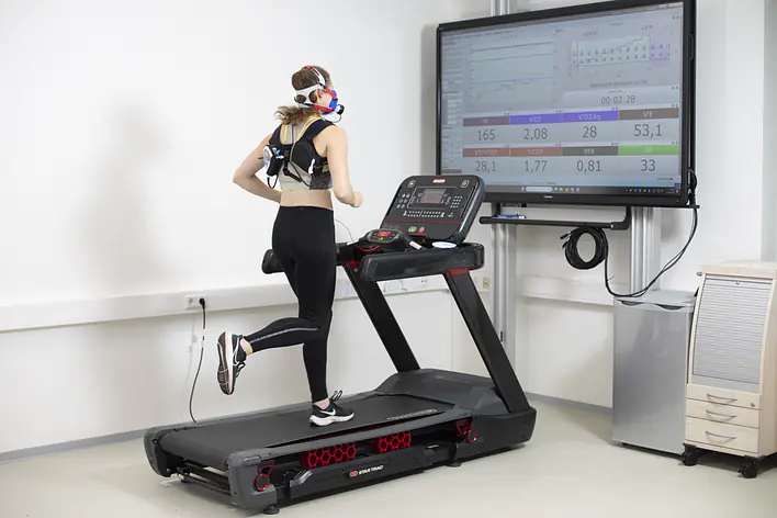 Leistungsdiagnostik einer Sportlerin auf dem Laufband 
