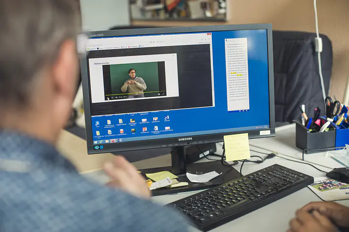 Dolmetschübung am Computer mit einem speziellen Programm 