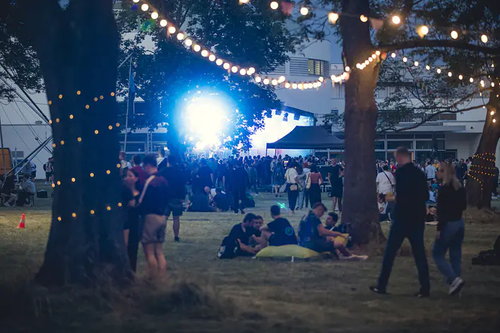 Junge Menschen auf dem Campus in Magdeburg am Abend auf dem CAMPUSFESTival